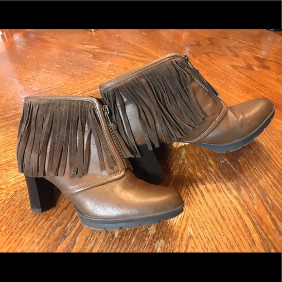 Pretty Wild & Fringy Brown Leather Boots! - Picture 4 of 16